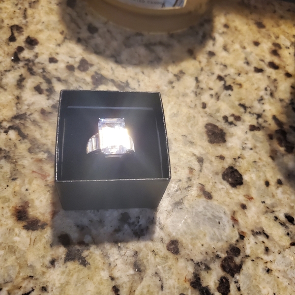 Angelina Jolie - Picture 3 of 8